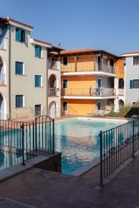 瓦雷多利亚Valledoria 2 Apartments的两个公寓楼前的游泳池