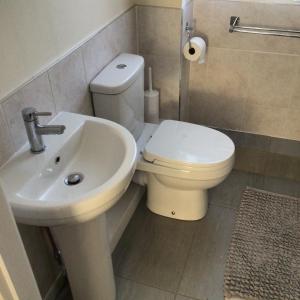 怀特黑Bobs plac的浴室配有白色卫生间和盥洗盆。