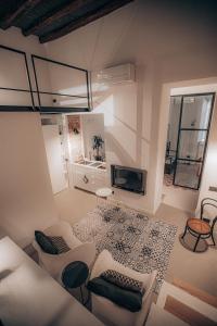 巴勒莫Casa 3D'Oro Palermo的客厅配有白色家具和壁炉