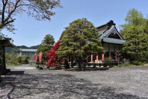 富士宫市ゆののうち的前面有一棵红花树的房子