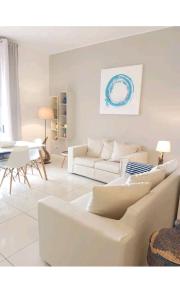 切里亚莱La Casa Bianca的客厅配有白色的沙发和桌子