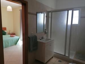 圣克鲁斯Despertar do Sol的一间带水槽和淋浴的浴室以及一张床