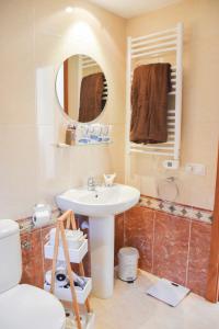 埃尔塔特Apartament Mufló Apartamento encantador con vistas espectaculares a la X de Grandvalira的一间带水槽和镜子的浴室