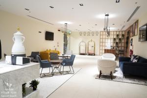 利雅德فيفيان بارك العزيزية Vivian Park Al-Azizi的大堂配有沙发、椅子和桌子