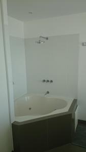 帕拉卡斯努弗帕拉卡斯公寓的浴室内配有浴缸和水槽