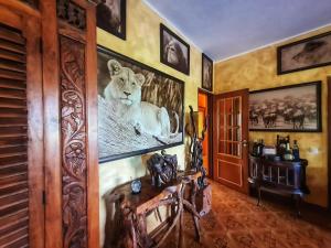 珀彻斯Villa Paraiso - Naturism Optional Adults Only的墙上挂着一幅虎画的房间