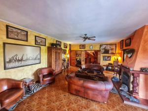 珀彻斯Villa Paraiso - Naturism Optional Adults Only的客厅配有皮革家具和壁炉