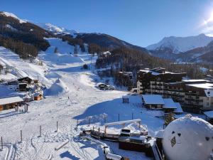 莱索尔Cocon d'altitude - Studio avec vue sur les pistes的一座雪覆盖的山,山中设有滑雪场,