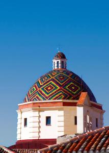 阿尔盖罗Home Feeling Mascagni - Bilocale的顶部有五颜六色的圆顶的建筑