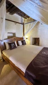 Sūkirahthe suwgra-Al-Jabal Al-Akdar的一间卧室,卧室内配有一张大床