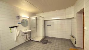 GratangenStorfossen Hostel的带淋浴和盥洗盆的浴室