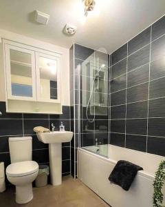 金罗斯Loch Leven Getaway - 2 bed house的浴室配有卫生间、盥洗盆和浴缸。