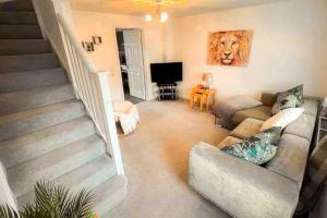 金罗斯Loch Leven Getaway - 2 bed house的带沙发和楼梯的客厅