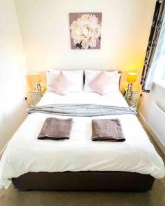 金罗斯Loch Leven Getaway - 2 bed house的一间卧室配有一张床,上面有两条毛巾