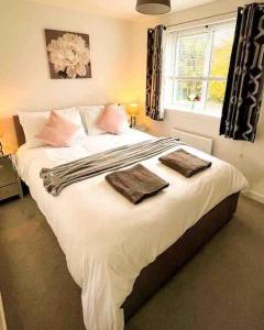 金罗斯Loch Leven Getaway - 2 bed house的一间卧室配有一张大床和两条毛巾