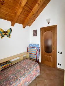Ceppo MorelliAttico sul Rosa的卧室配有一张床,墙上挂着蝴蝶