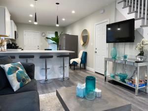昆西Cozy Short & Suite 4-Bedroom Stay- Minutes to City的带沙发的客厅和厨房