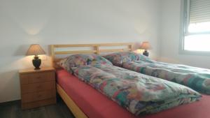拉达祖尔Room with private bathroom and sea view, 50 m del mar的一间卧室配有两张床,还有一个床头柜和两盏灯。