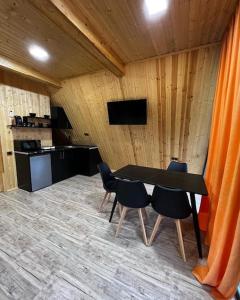 迪利然Green Villa Resort Orange的配有桌椅和厨房的房间