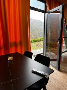 迪利然Green Villa Resort Orange的配有大窗户的客房内的桌椅