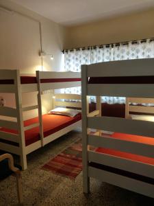 纳西克Raahgir的一间卧室设有两张双层床和一扇窗户。