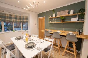 布里德灵顿EmmaDale Central Bridlington sleeps 7-8的厨房以及带桌椅的用餐室。