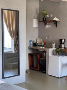 圣特雷莎Estância Shangri-La的厨房配有镜子、水槽和浴缸