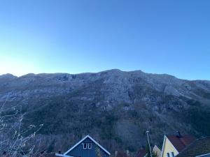 尤坎Sentralt hus i Rjukan的远处的山,前面有房子