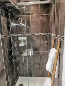 莫雷兹Superbe appartement centre ville proche des pistes的带浴缸和盥洗盆的淋浴浴室