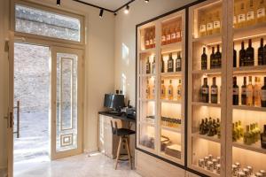 纳夫普利翁Epoch House & The Orange Shop - Adults Only的品酒室,带葡萄酒瓶壁