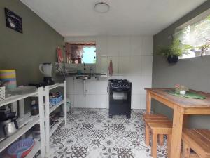 阿布拉奥Suites casa do indio jungle, a melhor vista da floresta的一间带炉灶的小厨房和地板