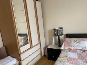 NortholtSpecious Room in Northolt的一间卧室配有一张床、梳妆台和镜子