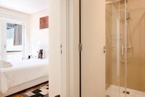 波尔图Refugio的带淋浴和盥洗盆的白色浴室