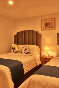 查查波亚斯Hotel Dordéan Casona Boutique的一间卧室设有两张带大床头板的床