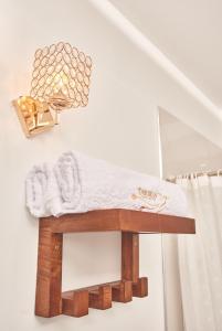 查查波亚斯Hotel Dordéan Casona Boutique的浴室配有带毛巾的木桌