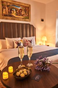 查查波亚斯Hotel Dordéan Casona Boutique的酒店客房带一张桌子,带两杯香槟
