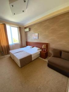 科布列季Hotel Condori的一间卧室配有一张大床和一张沙发