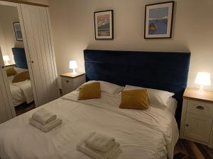 拉巴特Two bedroom loft apartment with outdoor area, served with lift的一间卧室配有一张大床和两条毛巾
