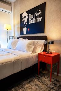 科莫蒂尼Central 3的一间卧室配有一张床和一张红色的桌子