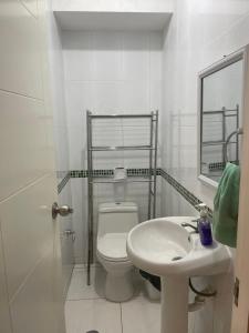 利马Hermoso departamento en pueblo libre cerca al aeropuerto的白色的浴室设有卫生间和水槽。