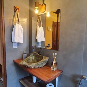 戈亚斯州上帕莱索Espaço Canela-de-Ema的一间带水槽和镜子的浴室