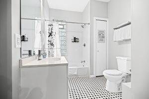 底特律Lovely two-bedroom relaxing private parking Townhome rental的白色的浴室设有水槽和卫生间。