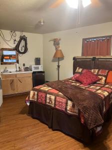 坎顿Acorn Hideaways Canton Old Western Ranch Hands' Suite的一间卧室配有一张床和一间厨房