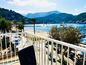索列尔港米拉马尔酒店的享有海滩和山脉美景的阳台。