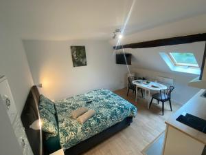 维耶尔宗Cattleya location的一间小卧室,配有一张床和一张桌子