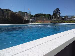 马德普拉塔Incomparable Vista al Golf的游泳池中间设有喷泉
