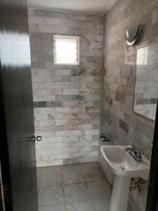 科利马Bonito y Céntrico Alojamiento的浴室配有盥洗盆和浴缸。