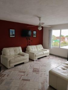 科利马Bonito y Céntrico Alojamiento的客厅配有2张白色沙发和电视