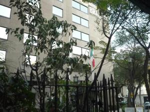 墨西哥城布里斯托酒店的建筑物前的黑色栅栏