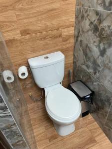 瓦拉斯Apartamento a 10 min del centro de la ciudad的浴室设有卫生间和两卷卫生纸。